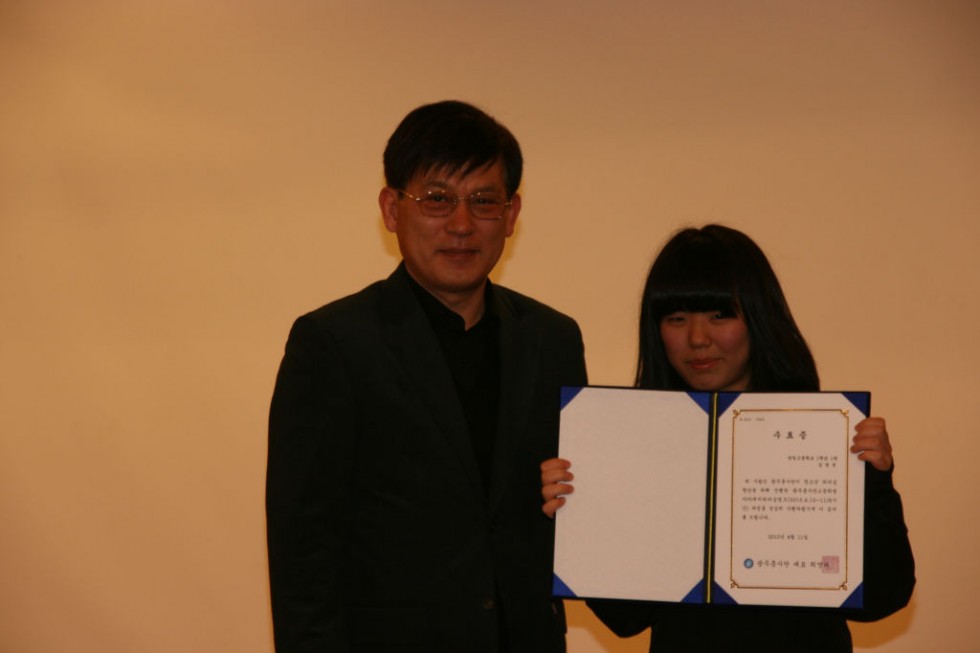 신용진대표로부터 참가자들을 대표해 수료증을 받은 숭일고 김영선