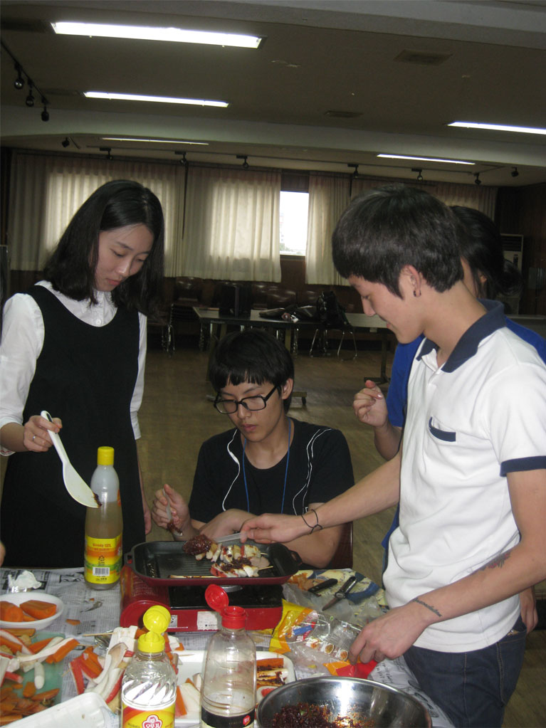 요리교실 프로그램 때에는 나잘난학생들이 직접  꼬치모둠을 만들어 먹는 즐거운 시간을 보냈습니다.